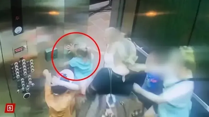 جري 7 أدوار .. حارس عقار ينقذ فتاة حشر ذراعها في مصعد بنيوجرسي|فيديو