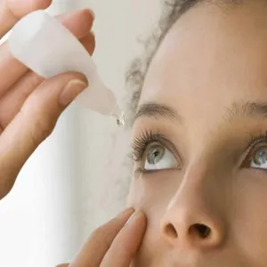 هل استخدام قطرات العين المرطبة باستمرار يسبب أضرارًا؟