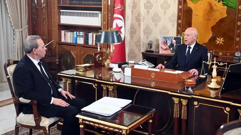 رئيس الجمهورية  يهتم في لقائه برئيس الحكومة بإجراءات عودة التونسيين من الخارج