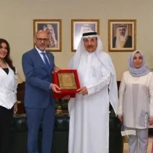وزير العمل يلتقي رئيس جمعية أطباء الفم والأسنان البحرينية