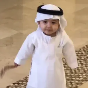 طفل بعمر 1.5 عام يتألق بالزي السعودي والسَّبْحة صباح العيد في مكة