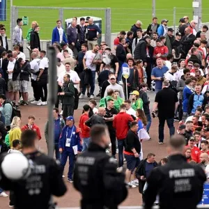 شرطيون ألمان يطلقون النار على رجل هدّدهم بفأس قبيل انطلاق مباراة ضمن نهائيات كأس أوروبا