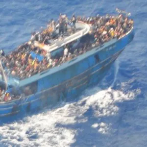 محكمة يونانية تسقط تهماً ضد تسعة مصريين في حادث غرق قارب للمهاجرين قبل نحو عام