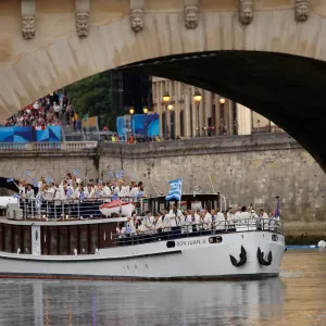 القارب اليوناني يفتتح «الاستعراض النهري» في «أولمبياد باريس»