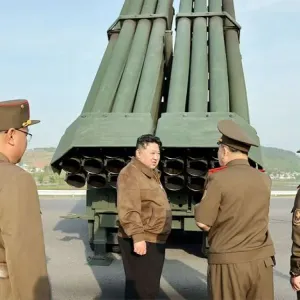 كيم جونغ أون يشرف على أحدث اختبار لقاذفة صواريخ متعددة