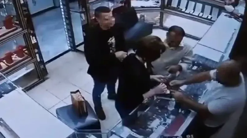 شرطة العاصمة: القبض على رجل وامرأة قاما بسرقة مصوغات ذهبية