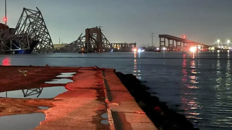 بالصور.. انهيار جسر بالتيمور بعد اصطدام سفينة حاويات