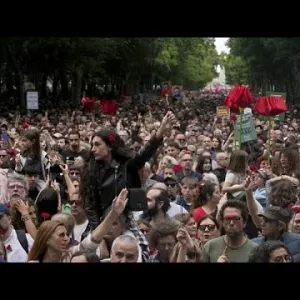 البرتغاليون يحتفلون بالذكرى الـ50 لثورة القرنفل