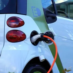 كاتب الدولة المكلف بالانتقال الطاقي يؤكد أن  استعمال السيارات الكهربائية سيخفض من الكلفة الطاقية على المستوى الوطني
