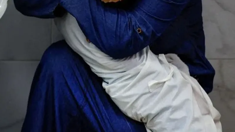 عبر "𝕏": حصلت صورة المرأة الفلسطينية التي تحتضن جثة طفلة قتلها القصف الإسرائيلي في غزة على جائزة صور...