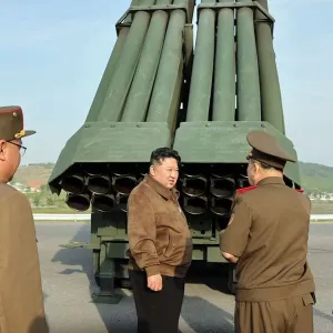 كوريا الشمالية تعتزم نشر راجمات صواريخ جديدة خلال 2024 #الشرق_للأخبار
