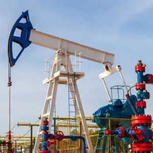 أسعار النفط ترتفع متأثرة بهبوط مخزونات الخام الأمريكية أكثر من المتوقع