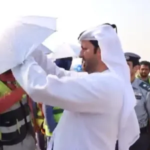 شرطة أبوظبي تنفذ مبادرة "برد صيفهم" للعمال في المواقع الإنشائية