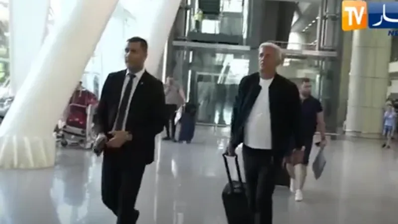 بالفيديو.. بيتكوفيتش يحل بالجزائر لمتابعة نهائي كأس الجزائر