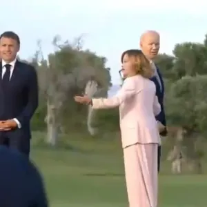 فيديو غريب للرئيس الأمريكي بايدن يبدو تائهاً أثناء عرض مظلي بقمة مجموعة السبع.. شاهد ردة فعل رئيسة وزراء إيطاليا عندما لاحظت ابتعاده عنهم