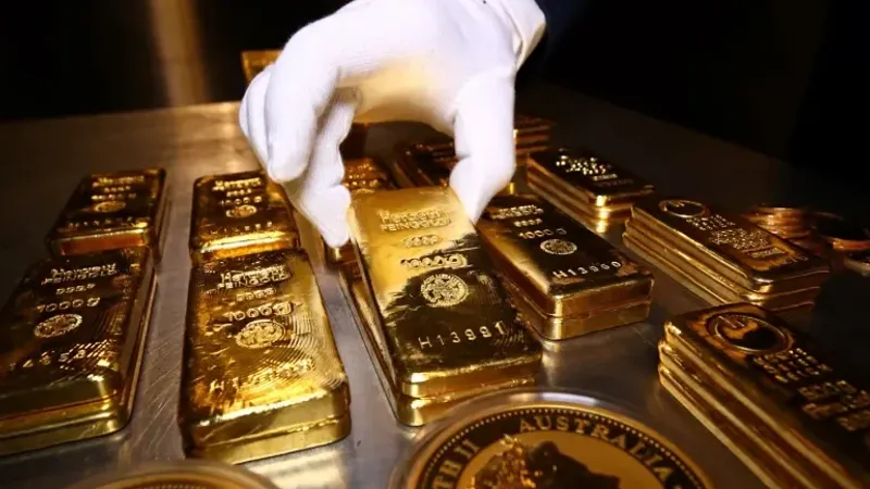 الذهب يتراجع بعد إشارات إلى زيادة الفائدة الأميركية