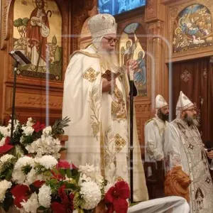كنائس المنيا تكتسي بالورود والستائر البيضاء لاستقبال عيد القيامة 2024
