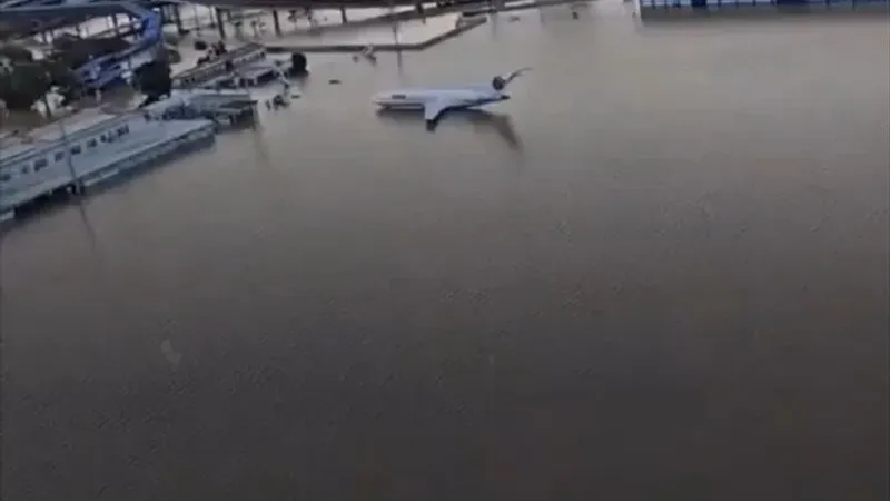 مشاهد متداولة تظهر محاصرة المياه للطائرات بخلاف إغراق أحد مطارات #البرازيل. #الفيضانات المدمّرة التي تضرب جنوب البرازيل وخصوصاً ولاية ريو غراندي دو س...