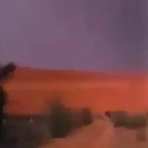 "فيديو" سحابة محملة بشحنات برق هائلة تحول الليل إلى نهار في السعودية