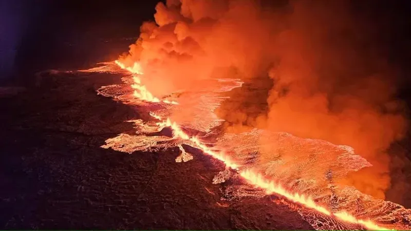 صور تحبس الأنفاس: شاهد بركان آيسلندا يرسم لوحة نارية في محيط ثورانه