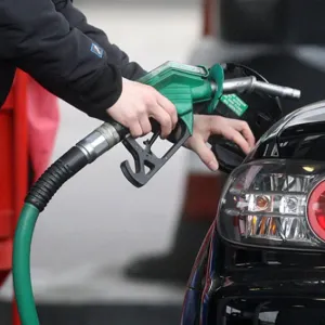 ماذا يحدث إذا قمت بتعبئة الوقود أثناء تشغيل السيارة؟