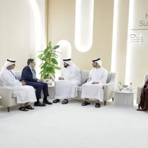 أحمد بن محمد يستعرض دور الإعلام في دعم وتعزيز فرص السلام بالمنطقة مع رئيس وزراء اليمن