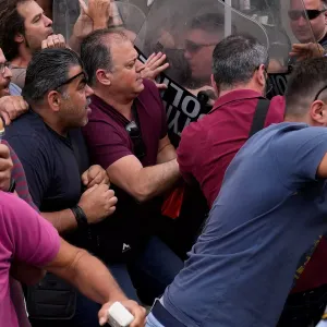 فيديو. مظاهرة في اليونان ضد محاكمة 9 مصريين متهمين بإغراق سفينة مهاجرين