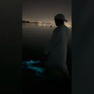 ظاهرة نادرة في دبي.. ما سر تلألؤ أمواج البحر بهذا الوهج الساحر؟