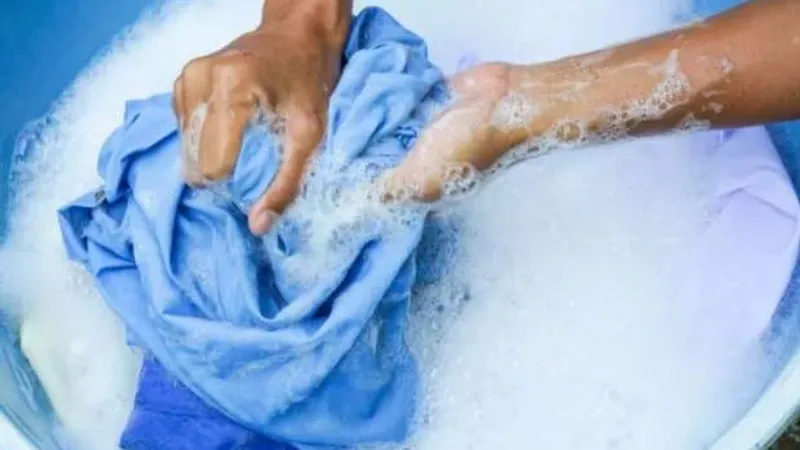 5 طرق مذهلة لإزالة بقع العطور من الملابس.. بينها استخدام صابون الأطباق