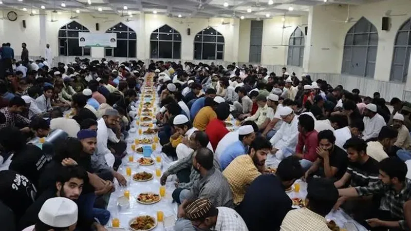 «الشؤون الإسلامية» تقيم مأدبة لإفطار الصائمين في مسجد أبوبكر الصديق بالهند