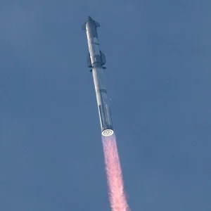 انطلاق الصاروخ "ستارشيب" في رحلته التجريبية الثالثة