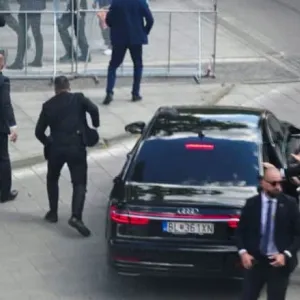 فيديو يظهر نقل رئيس وزراء سلوفاكيا إلى سيارة بعد إطلاق النار عليه عدة مرات