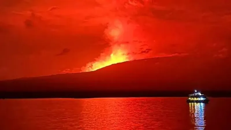 الأرض تنزف حمما بركانية بالإكوادر.. «زيادة في ثاني أكسيد الكبريت»