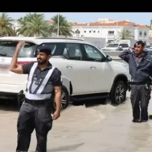 شرطة ودفاع مدني أبوظبي تواصلان جهودهما للتعامل مع الأحوال الجوية المتقلبة