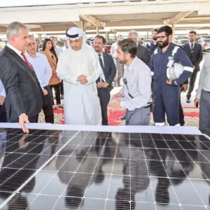 رئيس مجلس إدارة “البتروكيماويات” يفتتح مشروع الطاقة الشمسية