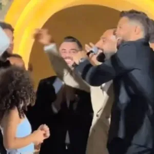 فيديو| محمد صلاح يغني مع حماقي في حفل زفاف محمد هاني