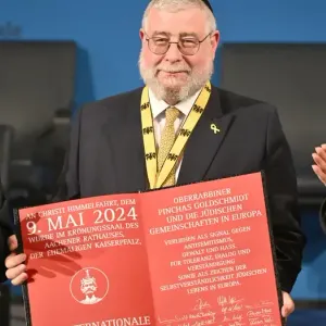رئيس مؤتمر حاخامات أوروبا يتسلم جائزة شارلمان لعام 2024