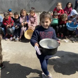 "الصف التعليمي".. مبادرة تعيد أطفال غزة النازحين إلى مقاعد الدراسة