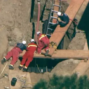 شاهد عملية إنقاذ عامل بناء سقط من ارتفاع 20 قدمًا في انهيار خندق
