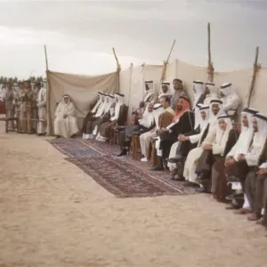 شاهد.. صورة نادرة للملك سعود والأمير سعود بن جلوي قبل 74 عاما.. والكشف عن مناسبتها ومكان التقاطها
