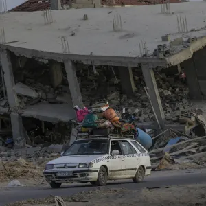 غارات إسرائيلية متواصلة على قطاع غزة... ومقتل طبيبين في دير البلح