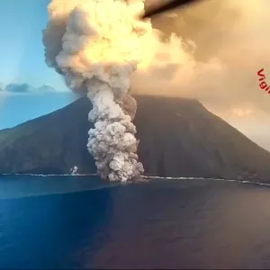فيديو. جزيرة سترومبولي الإيطالية ترفع حالة التأهب بعد ثوران بركانها