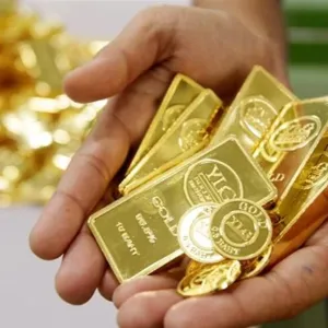الذهب ينخفض عن مستوياته القياسية مع ارتفاع الدولار