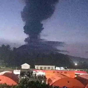 شاهد: بركان جبل إيبو يثور مجددا ويشعل سماء إندونيسيا