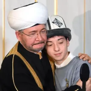 "أنقذ حياة 100 شخص".. الهيئة الروحية لمسلمي روسيا تمنح إسلام خليلوف وسام الاستحقاق