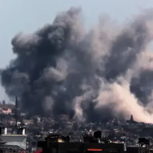 تكثيف الضربات في غزة وتحذير من "كارثة إنسانية" في رفح