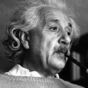 ذكرى ميلاد أحد أكثر العقول إبداعًا فى تاريخ البشرية.. من هو أينشتاين؟