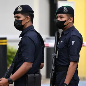 ماليزيا تحتجز 3 أشخاص يشتبه في تزويدهم إسرائيليا بأسلحة نارية والسلطات في "حالة تأهب قصوى"