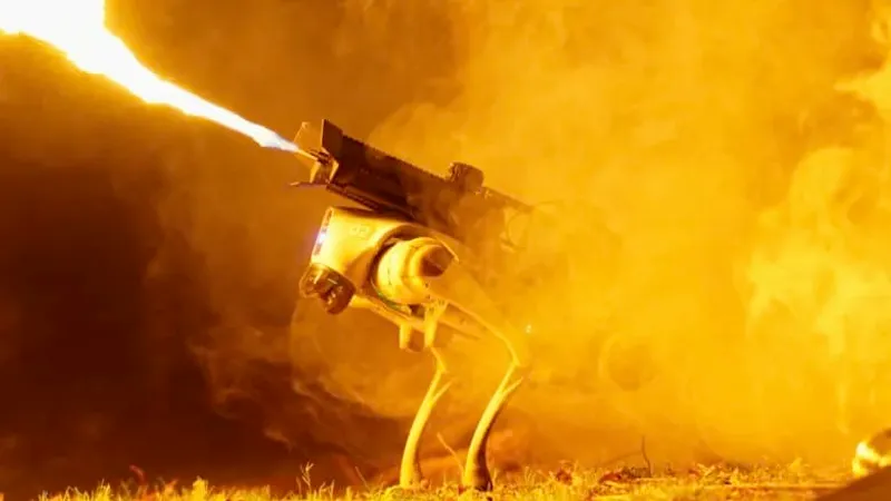 أثار مخاوف من استخدامه "سلاح حرب".. كلب آلي ينفث اللهب حوالي 10 أمتار