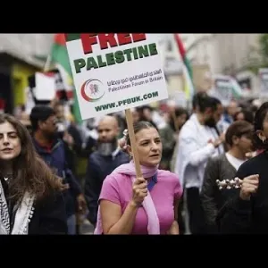 الآلاف يشاركون في مسيرة مؤيدة لفلسطين في العاصمة البريطانية لندن وبامبلونا بإسبانيا